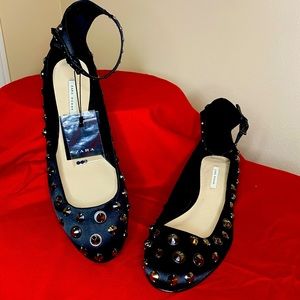 Black flat shoes
